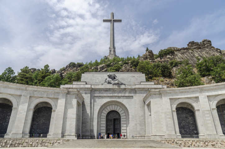 110 - Comunidad de Madrid - San Lorenzo del Escorial - Valle de Los Caidos - basilica y cruz